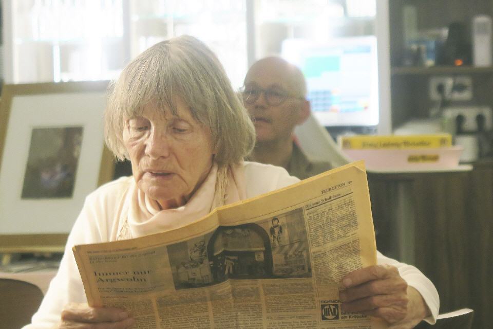 Martje liest ihren 1.Ztg.Bericht (Zeit 1977)